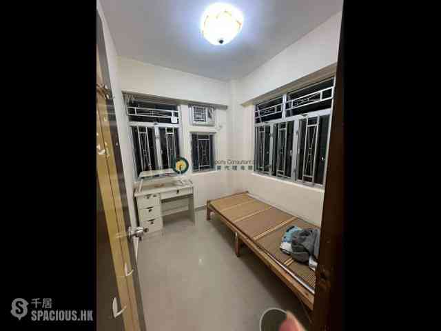 Shek Tong Tsui - Chong Yip Centre Block C 04