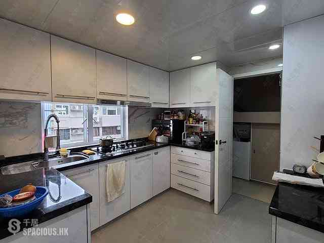 Yau Yat Chuen - Mayfair Court 02