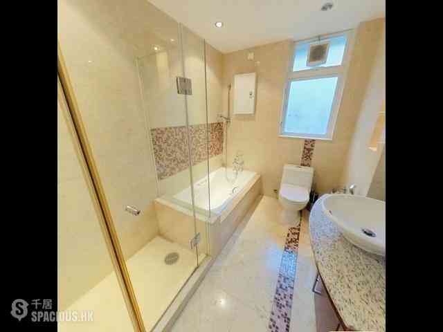 Pok Fu Lam - Villas Sorrento 08
