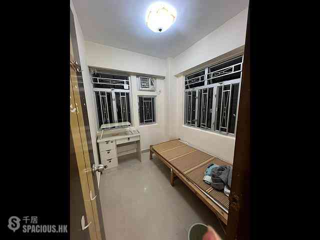Shek Tong Tsui - Chong Yip Centre Block C 04