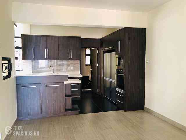 Mid Levels Central - Elegant Terrace Block 2 03