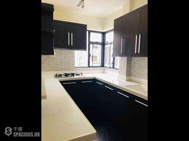 Mid Levels Central - Elegant Terrace Block 2 04
