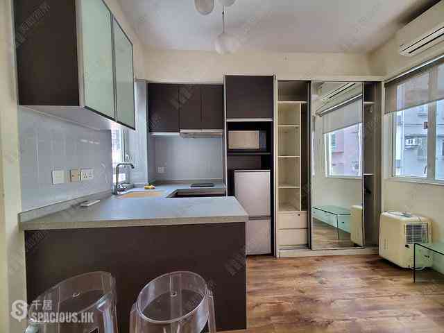 Poho - 43-45, Square Street 01