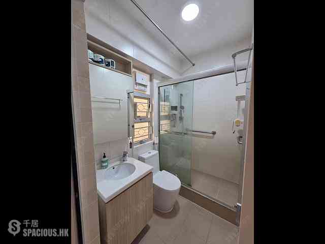 Tsuen Wan - Tsuen King Garden Phase 1 Block 5 05