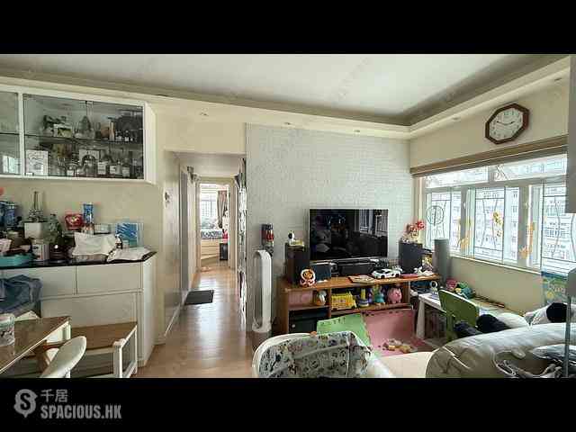 Tsuen Wan - Tsuen King Garden Phase 1 Block 7 01