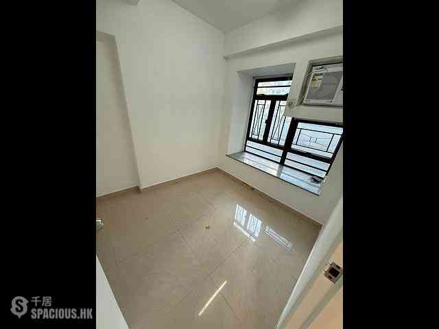 Tai Kok Tsui - Glory Royal Complex Centre Phase 2 Royal Building 02