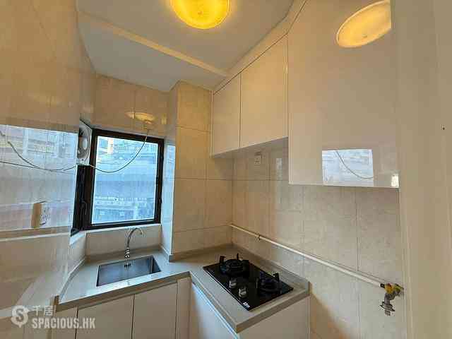 Tai Kok Tsui - Glory Royal Complex Centre Phase 2 Royal Building 03