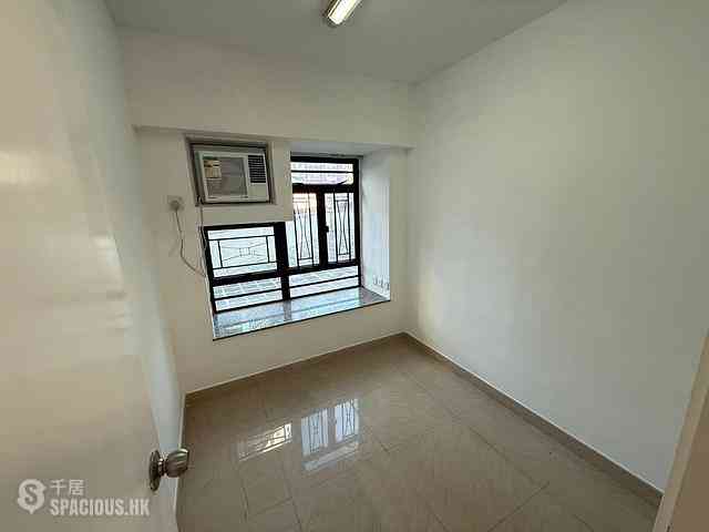 Tai Kok Tsui - Glory Royal Complex Centre Phase 2 Royal Building 06