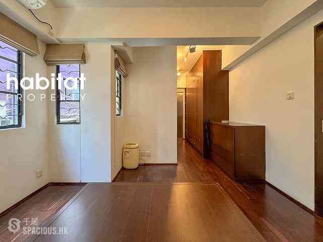 Central - 10, Gage Street 06