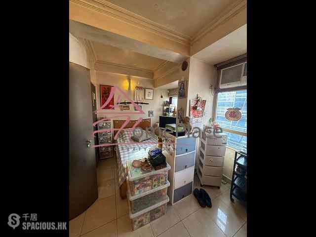 Sheung Wan - Man King Building 04