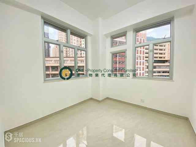 Shek Tong Tsui - Chong Yip Centre Block C 06