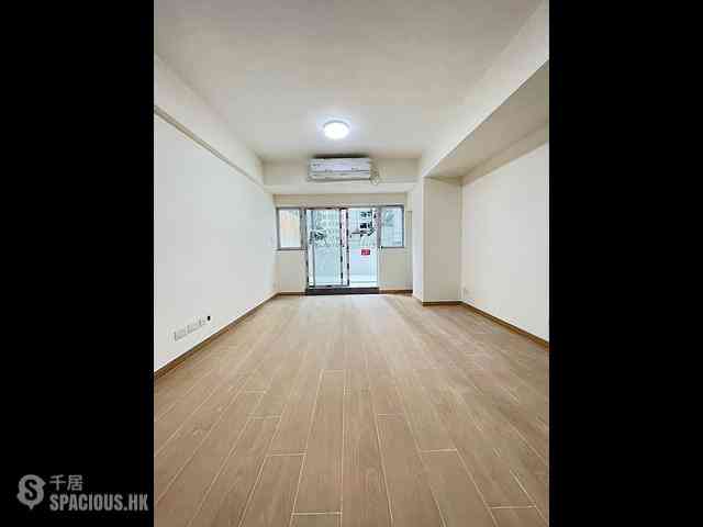 Sai Ying Pun - The Standard Chartered Bank Building 01