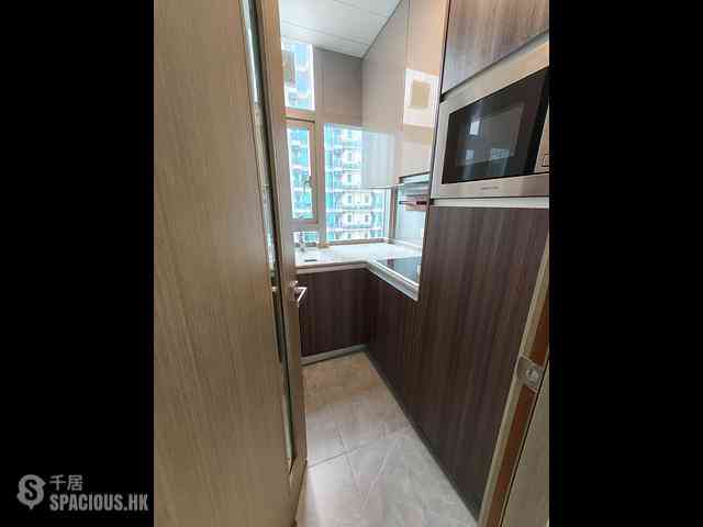 Tai Kok Tsui - L・Living 23 04