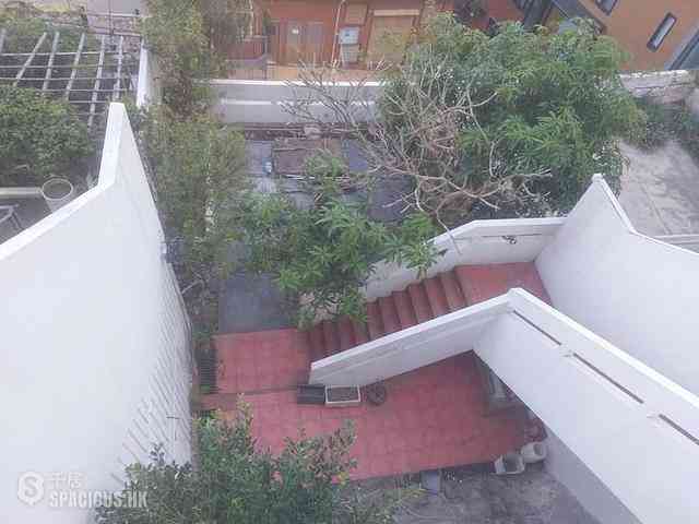Chung Hom Kok - Cape Court 01