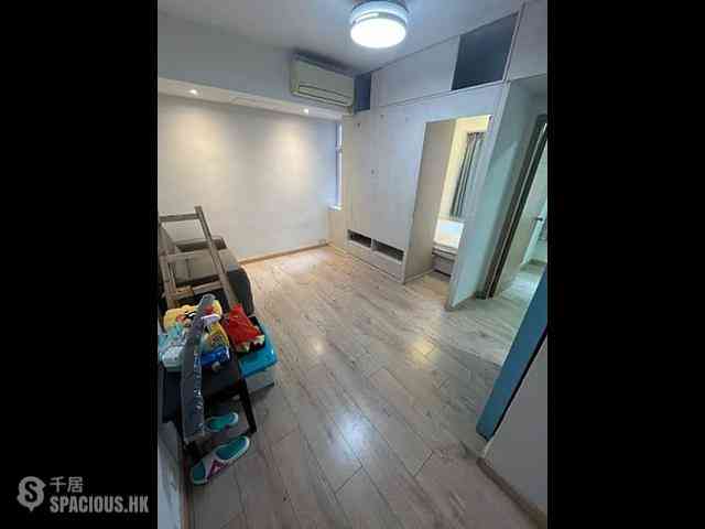 Shek Tong Tsui - Chong Yip Centre Block B 05