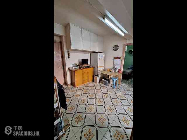 Shau Kei Wan - Tung Hing Building 03