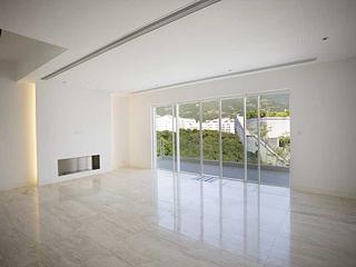 Chung Hom Kok - Magnolia (The Crown Villas) 03