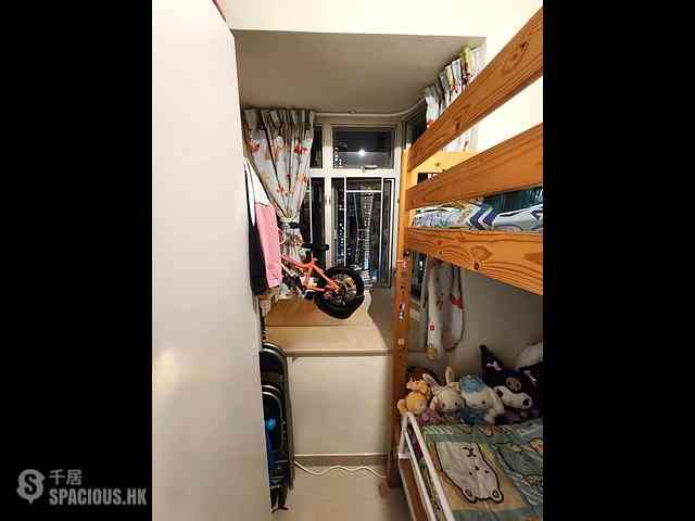 Shau Kei Wan - Tak Fook Building 02