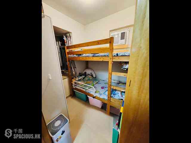 Shau Kei Wan - Tak Fook Building 03