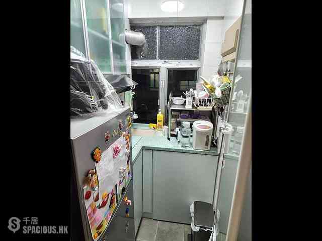 Shau Kei Wan - Tak Fook Building 05