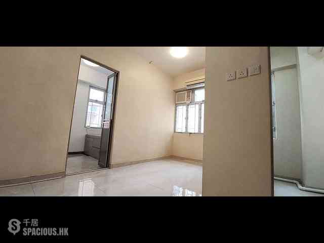 Shek Tong Tsui - Chong Yip Centre Block B 01