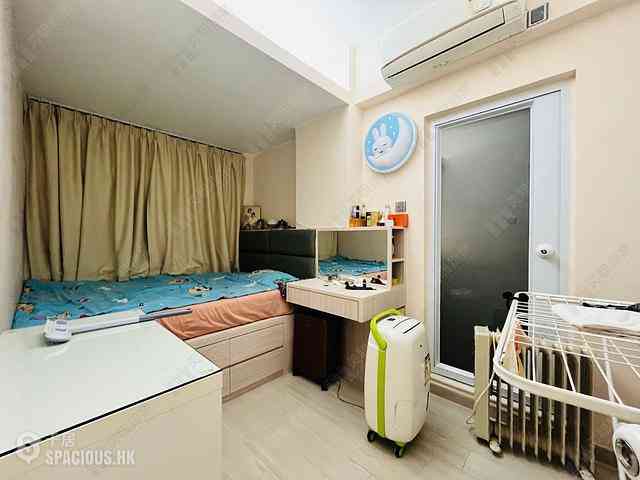 Wan Chai - Man On House 04