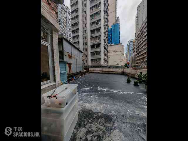 Wan Chai - Man On House 10