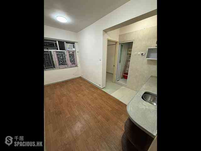 Mong Kok - Man On House 03
