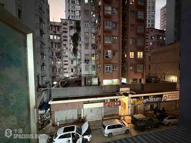 Mong Kok - Man On House 08
