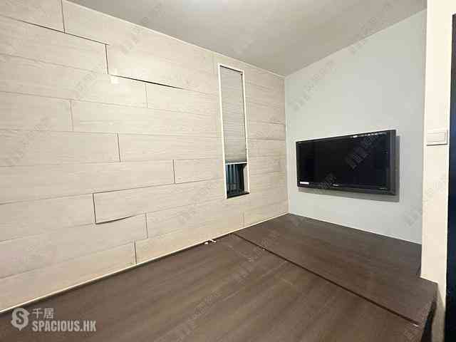 Tsuen Wan - Luk Yeung Sun Chuen Block F 03