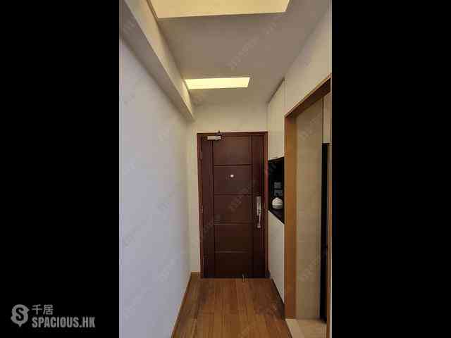 Wan Chai - Man On House Block A 03
