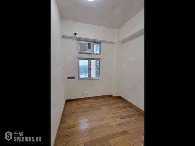 Wan Chai - Man On House Block A 04