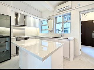 Mid Levels Central - Emerald Court 26