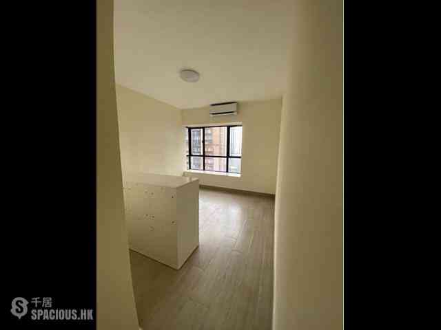 Mid Levels Central - Elegant Terrace Block 2 07