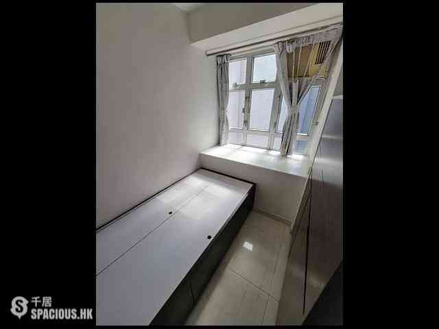 Sheung Wan - Man King Building 03