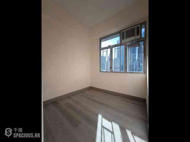 Shek Tong Tsui - Chong Yip Centre Block B 02