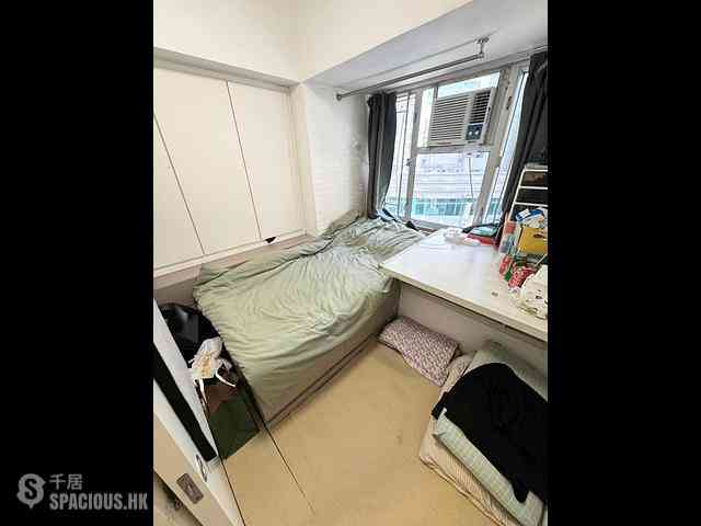 Mong Kok - On Hong Building 09