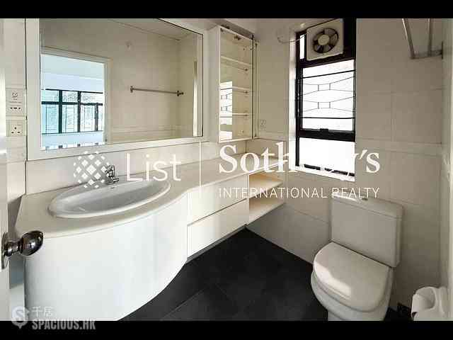 Mid Levels Central - Mackenny Court 05