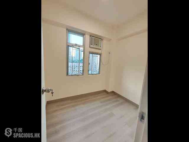 Shek Tong Tsui - Chong Yip Centre Block B 04