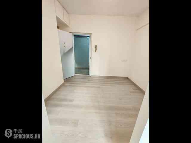 Shek Tong Tsui - Chong Yip Centre Block B 02