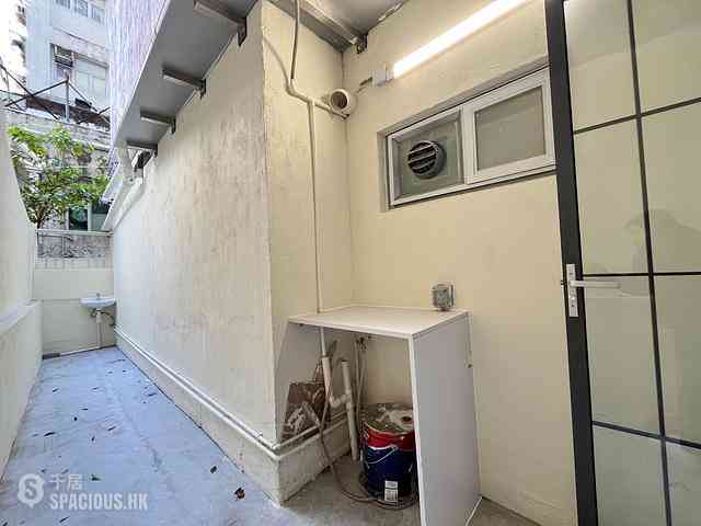 Wan Chai - Tai Tak Building 03