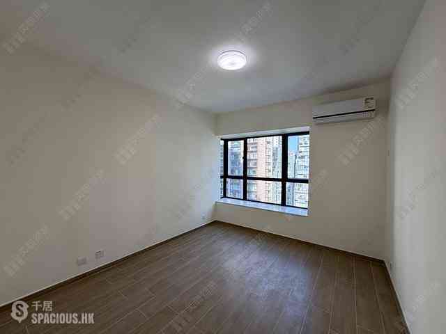 Mid Levels Central - Elegant Terrace Block 2 04