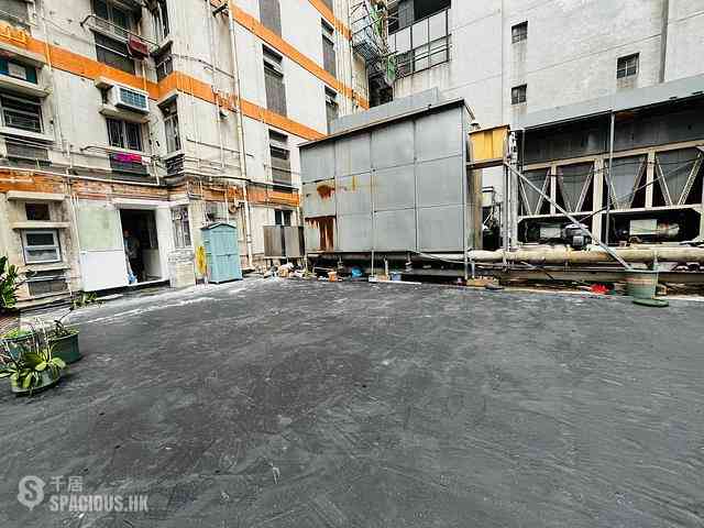 Wan Chai - Man On House 13