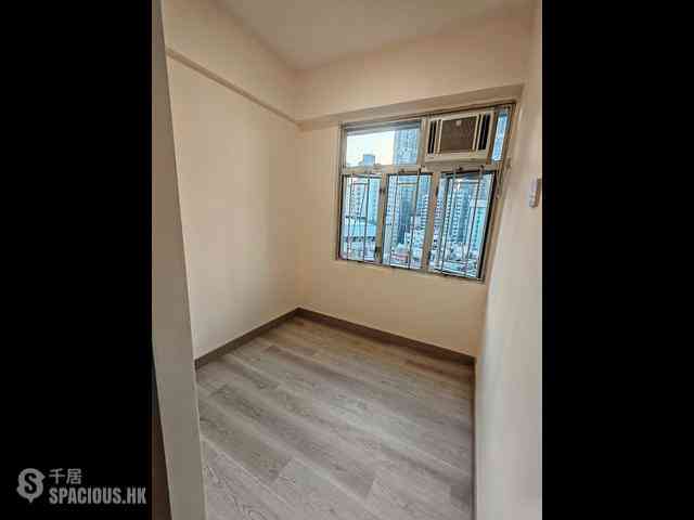 Shek Tong Tsui - Chong Yip Centre Block B 03