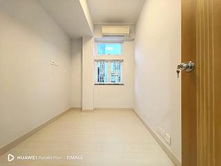 Wan Chai - Man On House 05