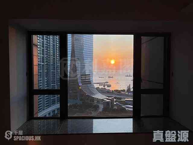 West Kowloon - The Arch Star Tower (Block 2) 01
