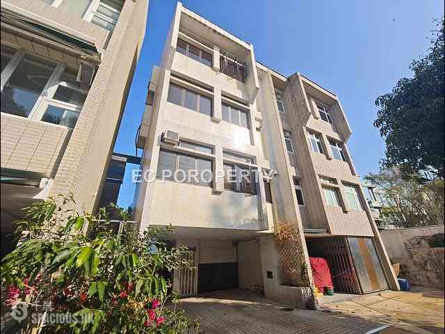 Chung Hom Kok - Cape Court 28