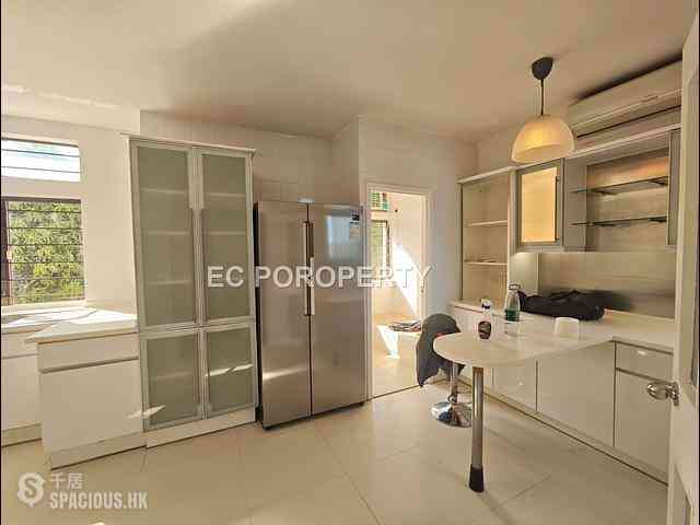 Chung Hom Kok - Cape Court 09