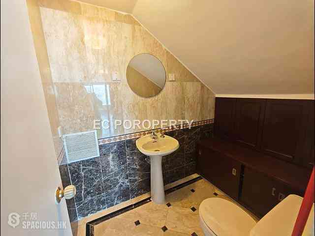 Chung Hom Kok - Cape Court 24