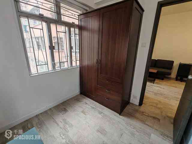 Shek Tong Tsui - Chong Yip Centre Block A 08